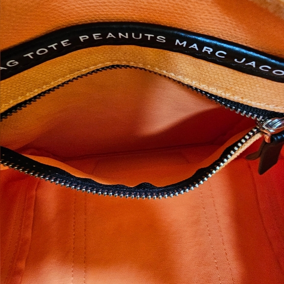 🎉HOST PICK🎉MARC JACOBSx Peanuts Charlie Brown The Tag tote, orange - Picture 6 of 13